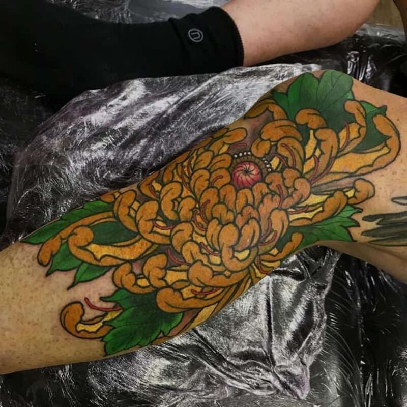 Thu hút mọi ánh nhìn với mẫu tattoo hình hoa cúc vàng full bắp chân
