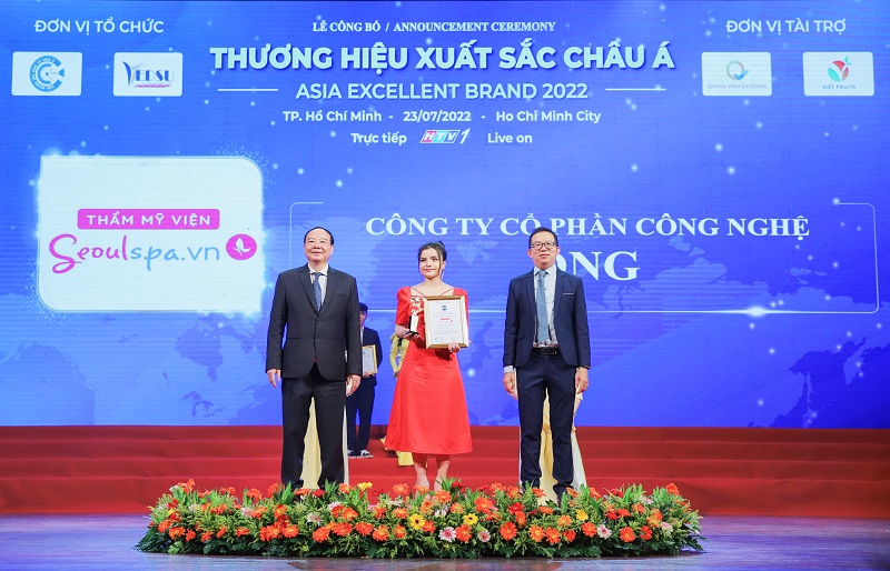 Bà Huỳnh Thị Như Lam – CEO hệ thống Thẩm mỹ viện Seoulspa.Vn nhận giải Top 10 Thương hiệu xuất sắc Châu Á 2022