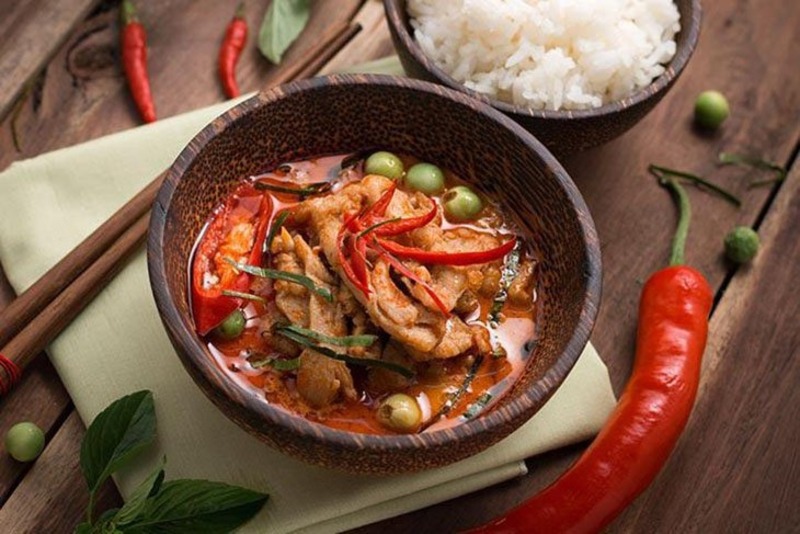 Thức ăn cay nóng cũng có thể khiến da nổi nhiều mụn hơn