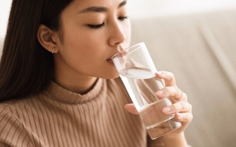 Việc uống nhiều nước sẽ giúp làn da chắc khỏe