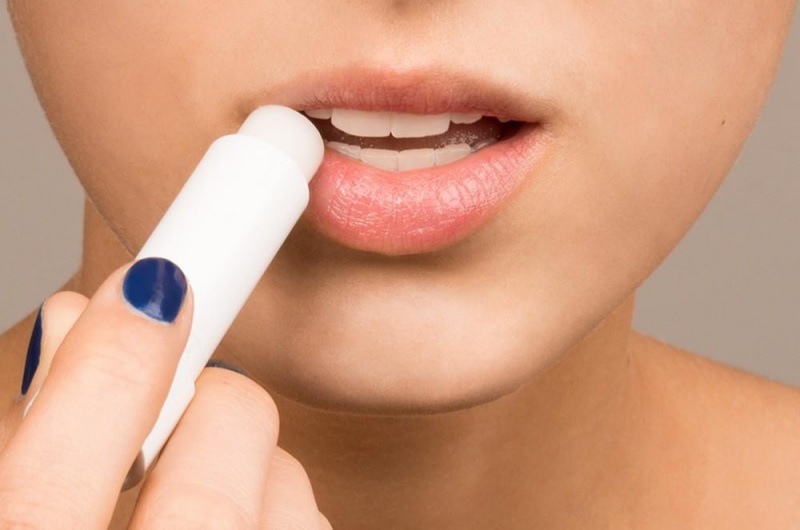 Thường xuyên dưỡng ẩm môi tại nhà giúp bạn giảm nguy cơ bị chàm môi