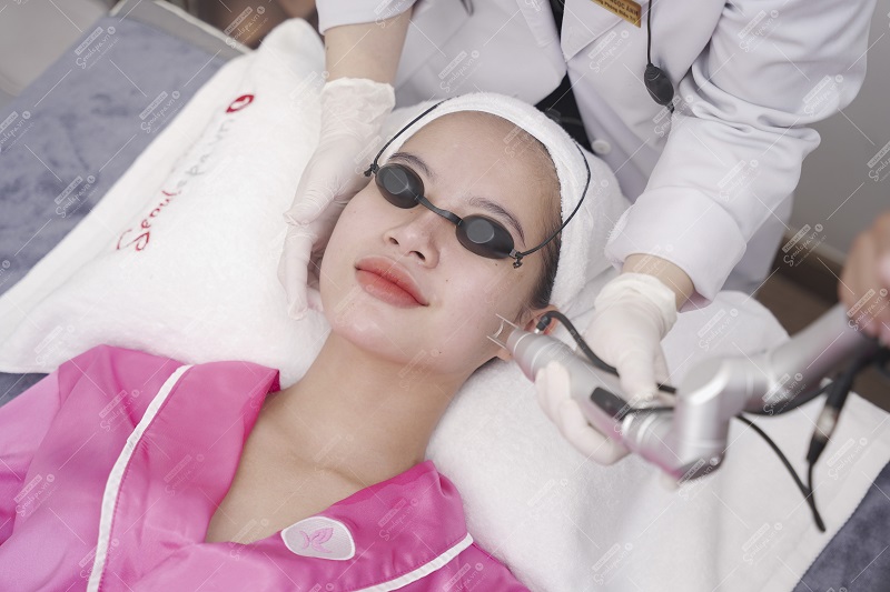 Công nghệ Laser tác động lên da, tiêu diệt các ổ mụn, kích thích da phục hồi nhanh