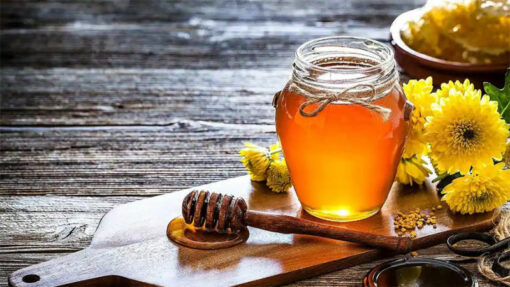 Nguyên liệu chính là mật ong hoa cải giúp dưỡng môi mềm mại