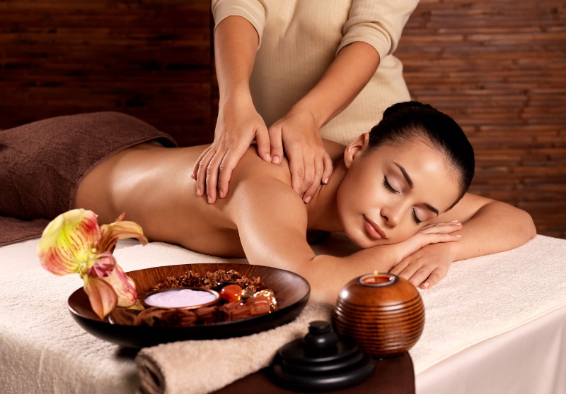 Lợi ích của massage là gì? Phương pháp này giúp đào thải độc tố và đả thông huyệt đạo cơ thể