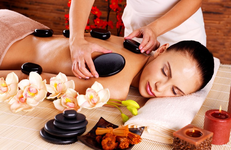 Massage đá nóng giúp làm giảm đau nhức mệt mỏi hiệu quả