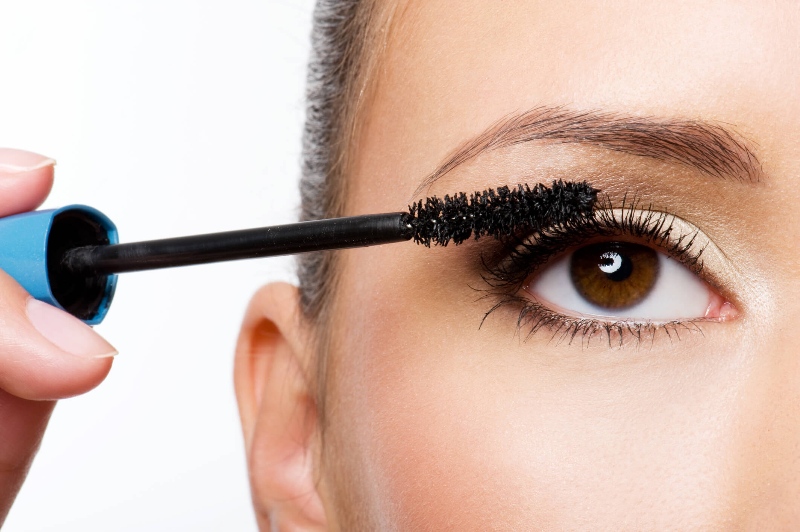 Kẹp mi, chuốt mascara ϑà kẻ viền mắt dưới để tạo hiệu ứng đôi mắt thêm phần to tròn, sắc nét