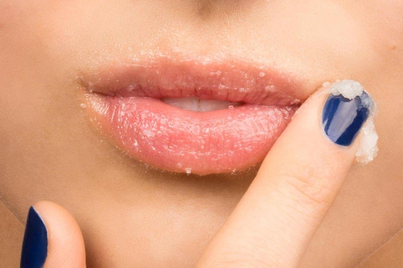 Tẩy tế bào chết cho môi trước khi đắp mặt nạ
