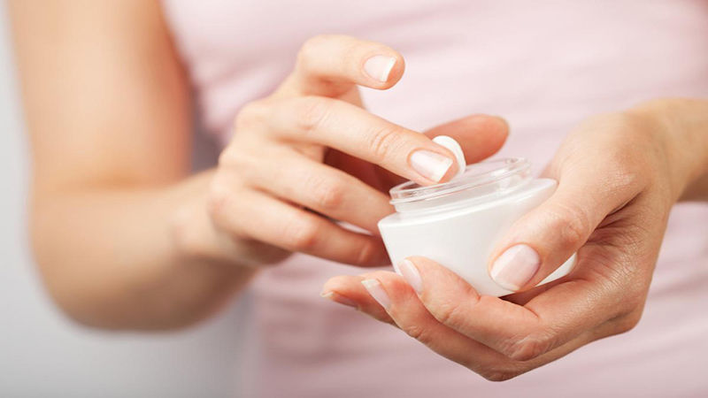 Lạm dụng mỹ phẩm sẽ khiến nổi mụn do cơ chế phản ứng của da