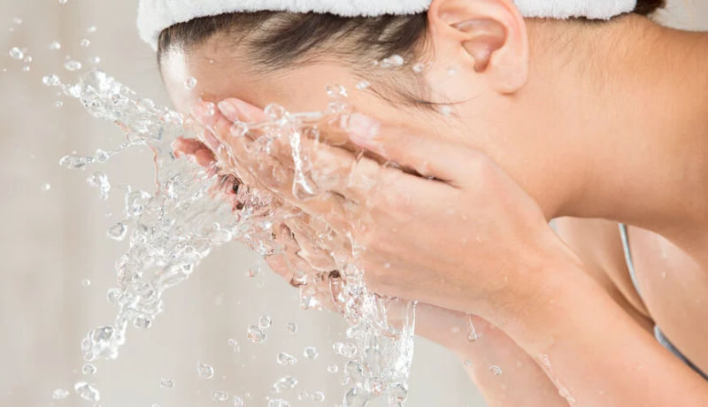 Vệ sinh chăm sóc da mặt là điều cần thiết để ngăn ngừa các nguy cơ gây mụn