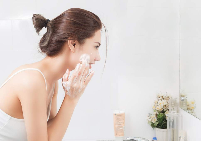 Không nên dùng sữa rửa mặt sau khi đắp mặt nạ