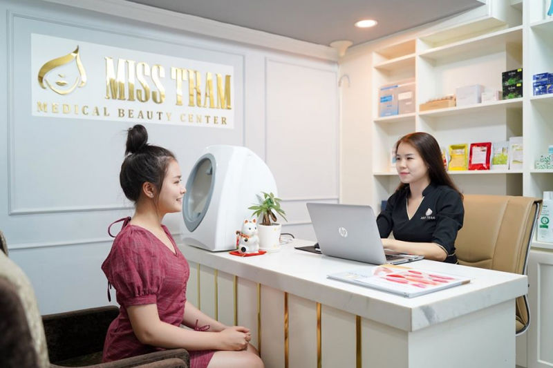 Chuyên gia sẽ khám và tư vấn kỹ càng trước khi điều trị