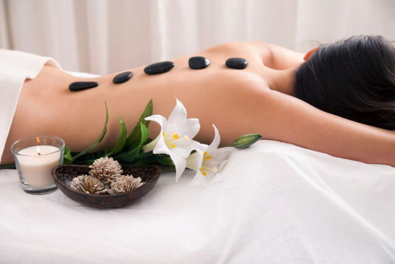 Massage bằng đá nóng giúp giảm đau nhức hiệu quả