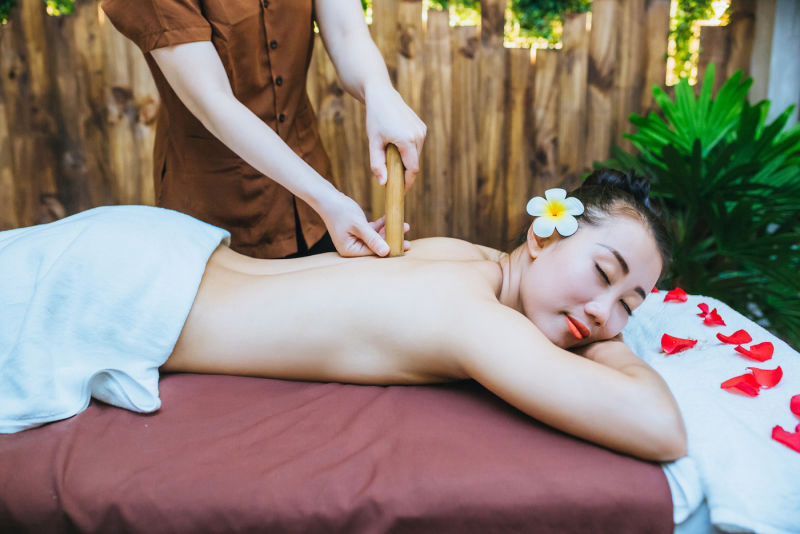 Massage bằng ống tre tại Charm Spa ở Nha Trang