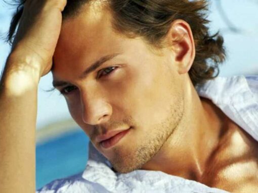 Người đàn ông có tướng mày nhô cao thường vui vẻ, thoải mái với người thân thuộc