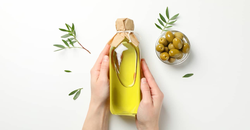 Dầu oliu chứa hàm lượng vitamin E, K dồi dào