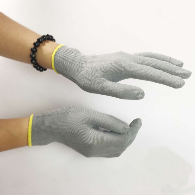 Nên thường xuyên đeo bao tay khi làm việc để hạn chế bị chai tay