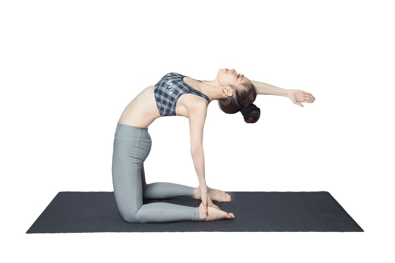 Tư thế yoga lạc đà có tác dụng tuyệt vời trong việc cải thiện vóc dáng