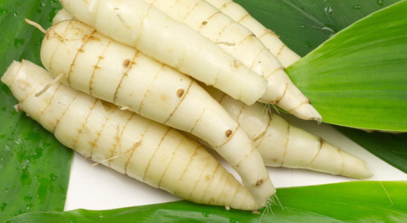 Lượng đường bột trong 100g củ rong là khoảng 28.4g