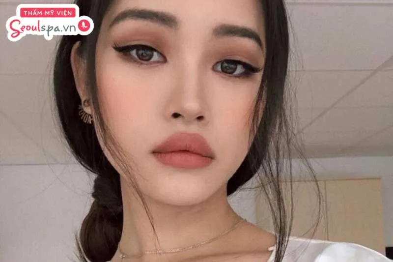 Môi trên dày và mất cân đối hơn với môi dưới được cho là người có mối quan hệ tốt trong xã hội