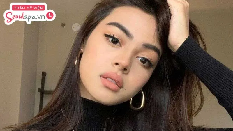 Ở nữ giới, đặc điểm môi trên dày hơn môi dưới được cho là người có tính cách thân thiện nhưng khó chia sẻ cảm xúc của bản thân