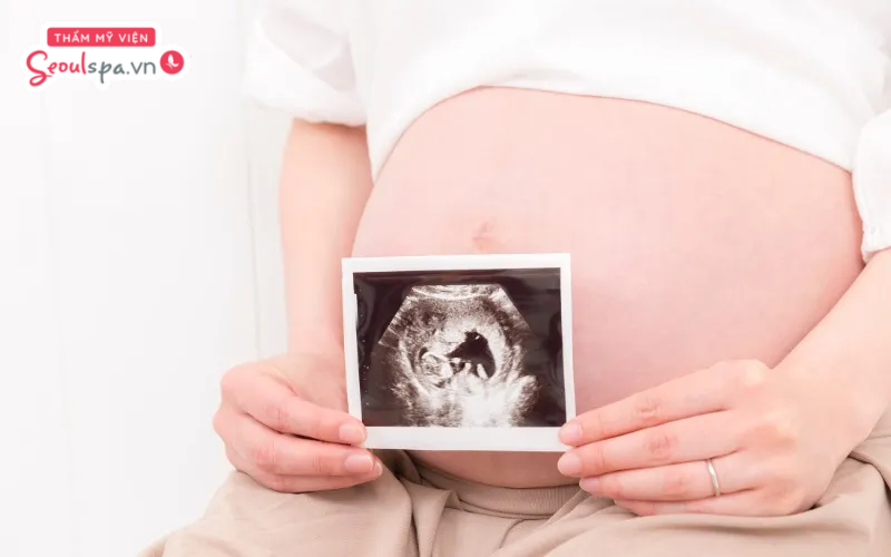 Phụ nữ đang mang thai hoặc vừa mới sinh con là một trong những đối tượng cần tránh thực hiện triệt lông