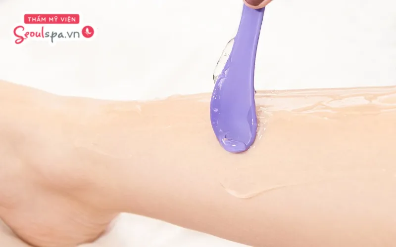 Nên bôi gel lạnh trước khi triệt lông để giảm thiểu tối đa nguy cơ bỏng nóng và châm chích trong quá trình thực hiện