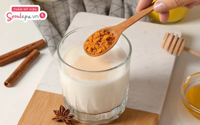 Kết hợp bột nghệ với sữa tươi là công thức giúp làm mềm nang lông và giúp lông dễ rụng hiệu quả