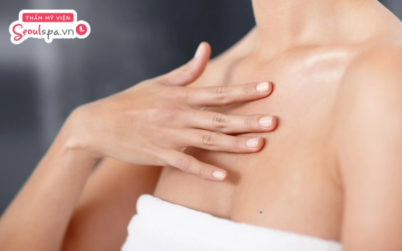 Nốt ruồi xanh ở ngực được cho là người dễ gặp trắc trở trong tình duyên và dễ đổ vỡ hôn nhân