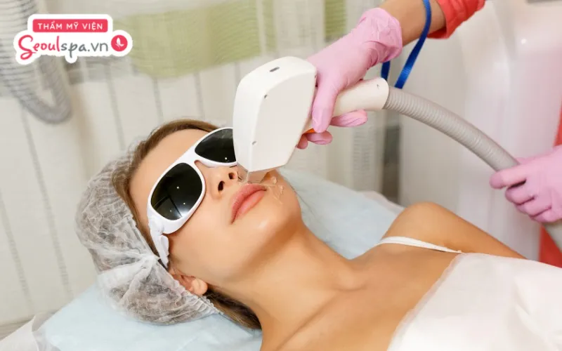 Triệt lông Laser sử dụng bước sóng Laser để phá hủy nang lông, từ đó loại bỏ và ức chế quá trình lông mọc lại