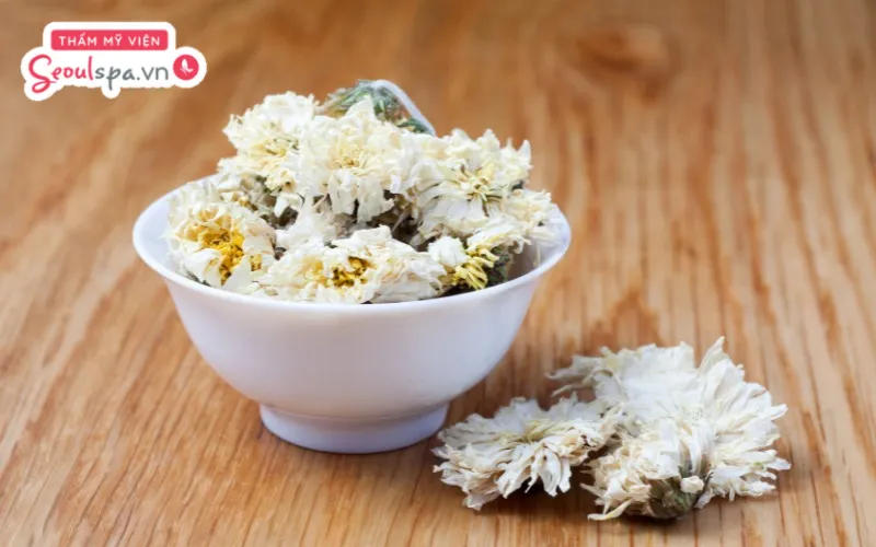 Sử dụng hoa cúc giúp làm dịu da kích ứng và hỗ trợ lông nhạt màu và dễ rụng hơn sau khi thực hiện
