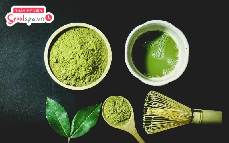 Kết hợp matcha với sữa tươi không đường là công thức hỗ trợ tẩy tế bào chết và giúp nang lông suy yếu