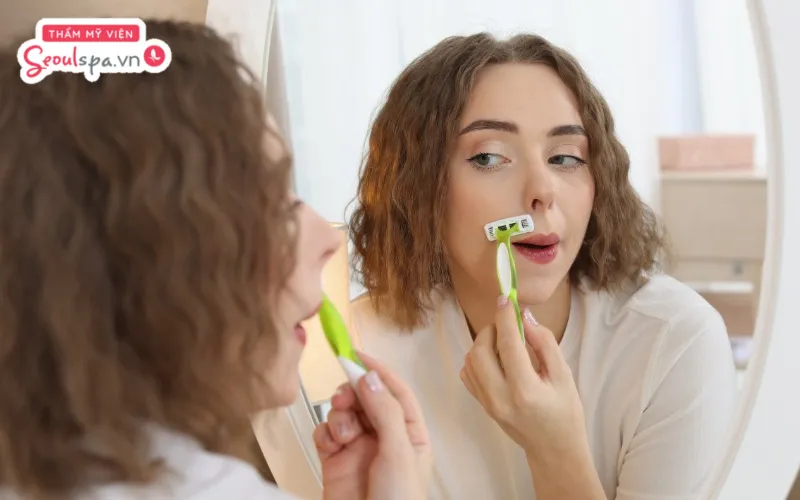 Con gái cạo ria mép có sao không? Chuyên gia cho rằng con gái có thể cạo ria mép nhưng không được đánh giá quá cao về hiệu quả