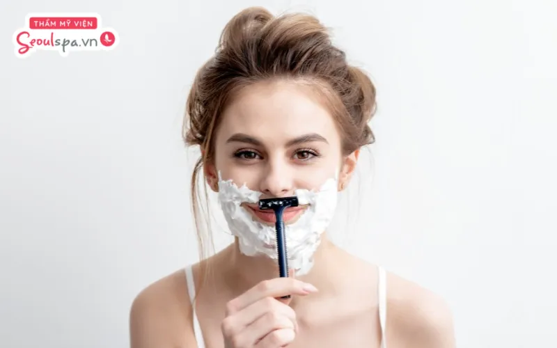 Sử dụng kem cạo trước khi sử dụng dao cạo lông được cho là cách giúp giảm ma sát và ngăn ngừa nguy cơ trầy xước da