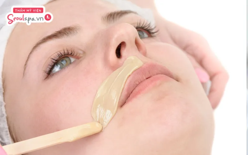 Waxing ria mép là cách sử dụng sáp nóng hoặc sáp lạnh để loại bỏ tận gốc lông và duy trì hiệu quả lâu dài