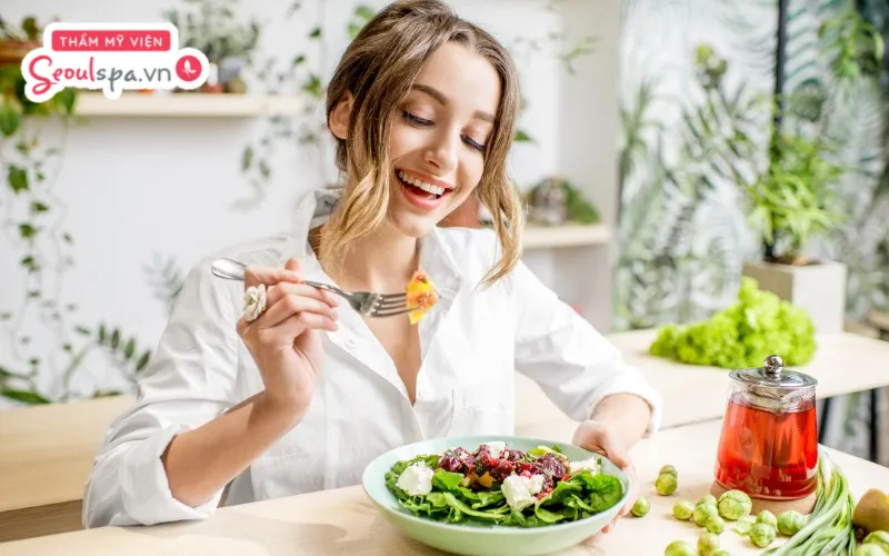 Thực hiện chế độ ăn uống lành mạnh nhiều rau xanh là cách giúp da nhanh hồi phục sau khi triệt lông