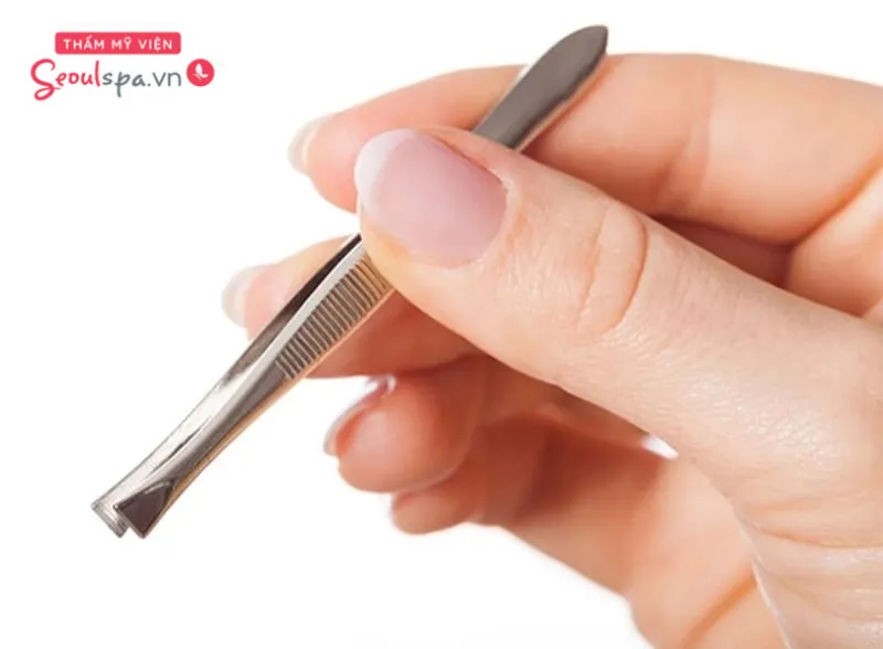 Không nên nhổ lông mu có sợi màu trắng vì không đem lại hiệu quả chấm dứt tình trạng lông bạc ở vùng kín