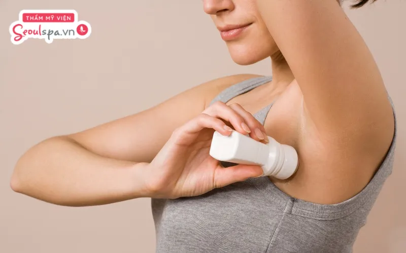 Sử dụng lăn nách được cho là giải pháp giúp kiểm soát mồ hôi dưới cánh tay và ngăn mùi khó chịu hiệu quả