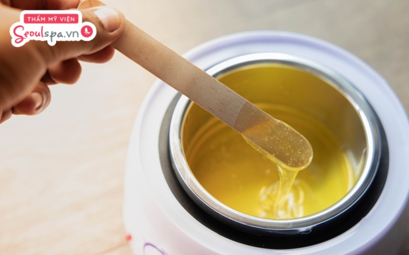 Waxing lông tay bằng sáp nóng là phương pháp giúp loại bỏ lông mọc quanh ngón tay hiệu quả