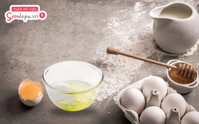 Cách triệt ria mép bằng mật ong với lòng trắng trứng gà là hỗn hợp có độ kết dính cao giúp loại bỏ lông hiệu quả