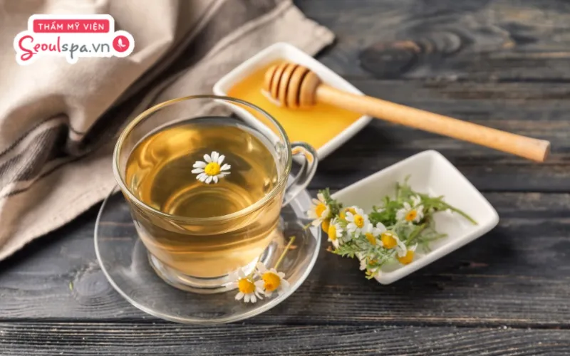 Sử dụng mật ong với trà hoa cúc là cách triệt ria mép hiệu quả giúp làm mềm lông tơ quanh miệng và dễ dàng loại bỏ