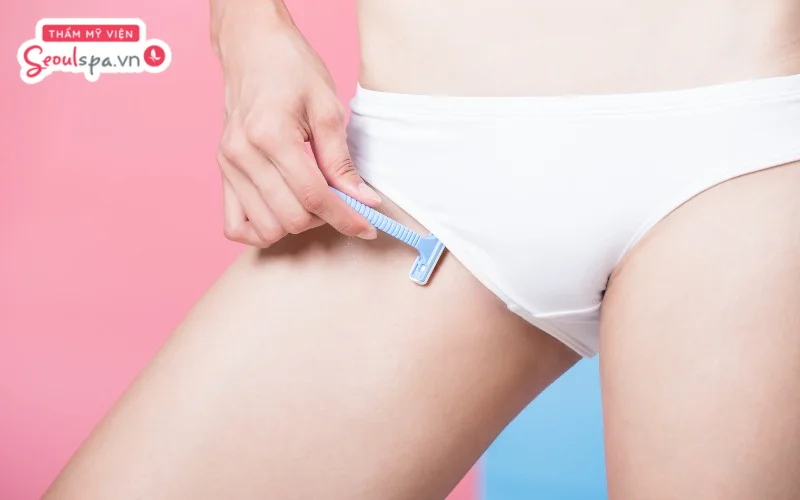 Thực hiện làm mềm lông vùng kín trước khi cạo sẽ giúp thao tác cạo diễn ra nhẹ nhàng và hạn chế nguy cơ trầy xước