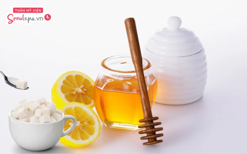 Hỗn hợp đường, mật ong và chanh đem lại hiệu quả làm mềm lông và tẩy tế bào chết nhẹ nhàng vùng kín