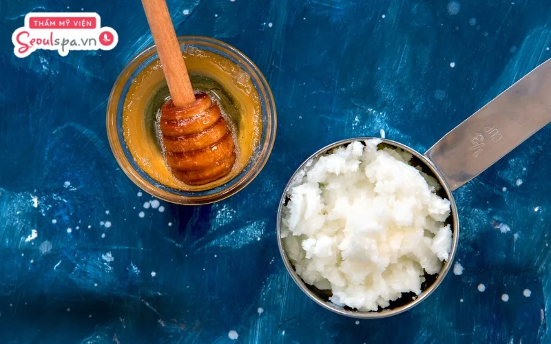 Hỗn hợp mật ong và dầu dừa là công thức hoàn hảo để cấp ẩm và hỗ trợ làm mềm nang lông hiệu quả