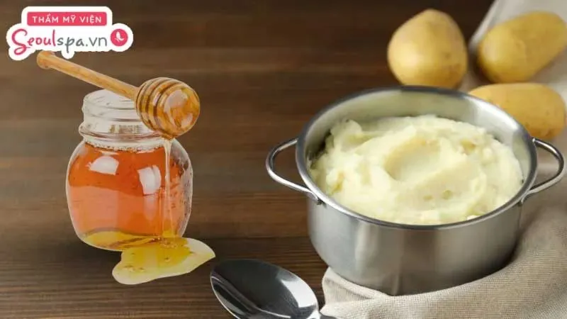 Nghiền khoai tây trộn đều với mật ong là công thức tẩy lông an toàn giúp lông nhanh rụng hiệu quả