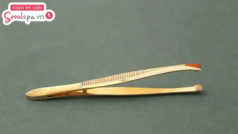 Sử dụng nhíp nhổ lông là cách loại bỏ lông đơn giản nhưng cần thực hiện đúng cách để giảm thiểu nguy cơ đau rát