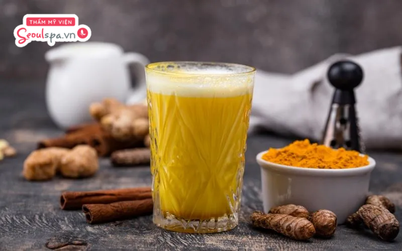 Thực hiện cách triệt lông chân tại nhà cho nữ bằng bột nghệ và sữa tươi không chỉ giúp làm mềm da mà còn kháng khuẩn hiệu quả