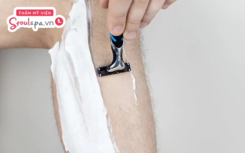 Thực hiện cạo lông chân tại nhà đúng cách giúp ngăn ngừa tối đa nguy cơ trầy xước và viêm nhiễm