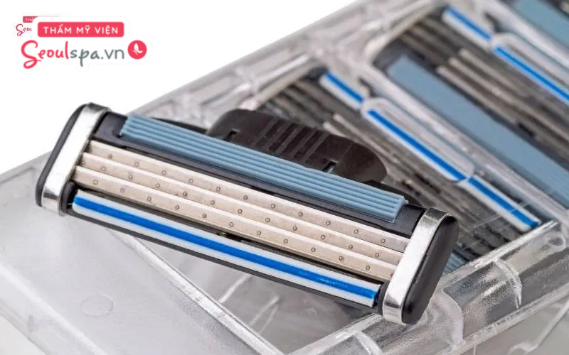 Sử dụng dao cạo nhiều lưỡi chuyên dụng để đạt được hiệu quả loại bỏ lông trơn tru, triệt để và nhanh chóng nhất