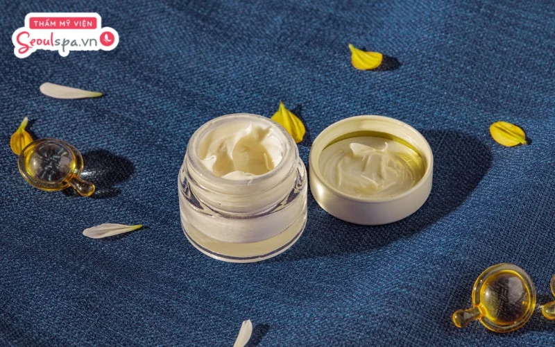 Sử dụng kem dưỡng da dịu nhẹ hoặc chứa vitamin E cao là cách giúp thúc đẩy quá trình tái tạo tế bào da hiệu quả