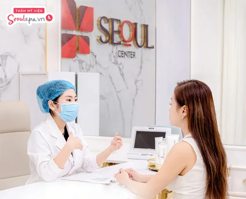 Thăm khám và tư vấn trước khi tiến hành triệt lông sẽ giúp bác sĩ hiểu rõ hơn về tình trạng da khách hàng và tư vấn phương pháp phù hợp